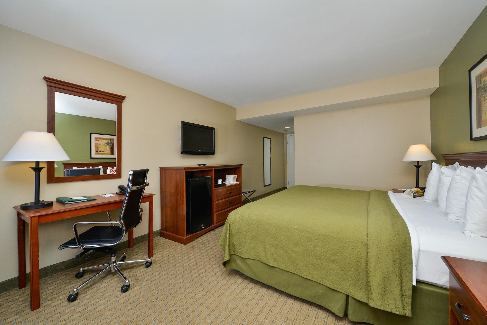 Quality Inn & Suites Tampa-Ybor City Exterior photo
